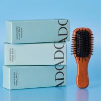 Деревянная мини-расчёска для волос LADOR Mini Wood Paddle Brush - вид 1 миниатюра