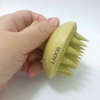 Щетка-массажер для мытья волос и кожи головы LADOR Dermatical Shampoo Brush - вид 6 миниатюра